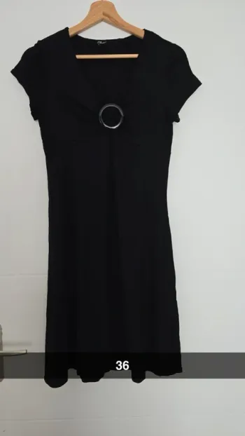 Robe noir à manches courtes