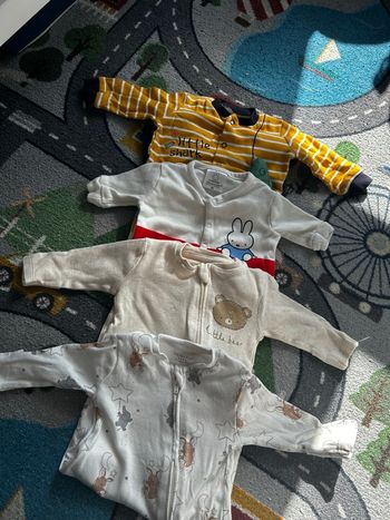 Lot de quatre pyjamas fin neufs