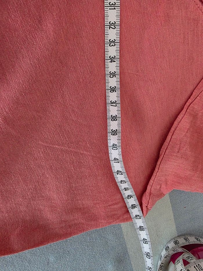 Tee-shirt,saumon,col V,ML, en très très bon état, largeur d'épaule 36cm, largeur sous bras 47cm, longueur 60cm,en coton,marque Camaïeu =5€ - photo numéro 5