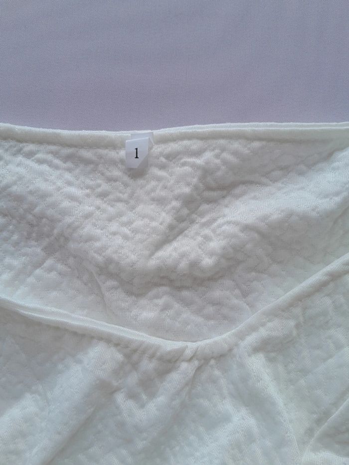 Jolie robe neuve courte  manche bouffante cintrée à la taille tissus style nid d abeille taille 1 - photo numéro 5