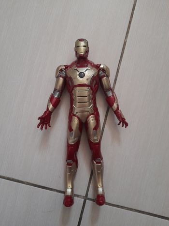 Figurine ironman
Elle fait du bruit et s'allume
Beaucoup manipulée mais bon état