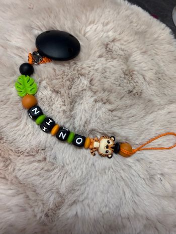 Attache tétine tigre