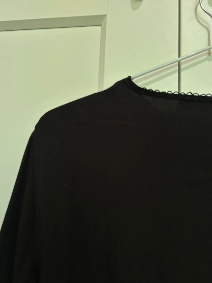 669 – robe Zara noire à manches longues et col v avec détails dentelles et boutons - photo numéro 9