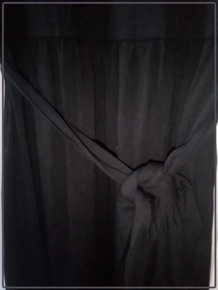 Robe noire, manches dentelle - photo numéro 5