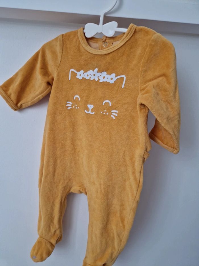 Grenouillère jaune pyjama velours 6mois