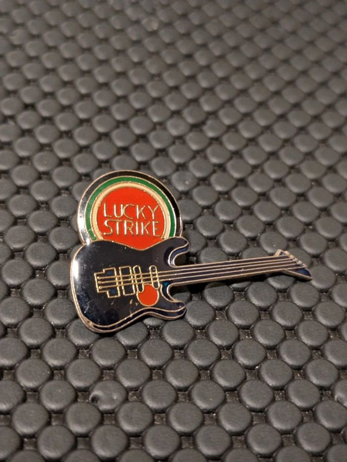Pin's guitare 🎸 lucky strike tabac