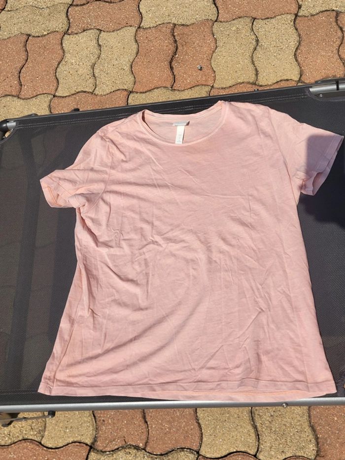 Très beau t shirt rose.