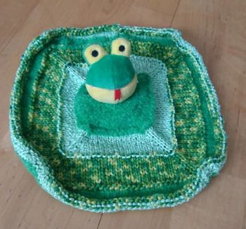 Doudou grenouille au tricot