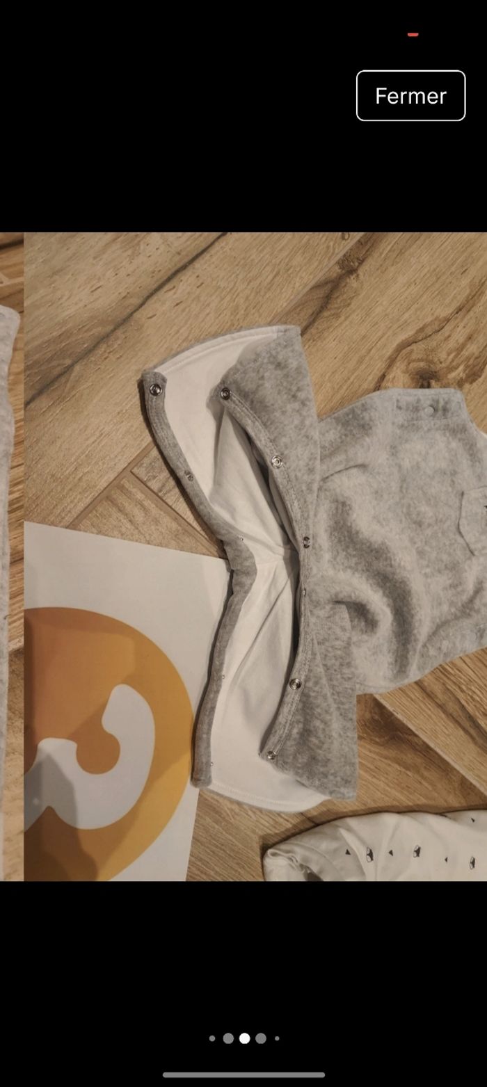 Lot ensemble 1 salopette grise chaude doublé et douce 
Avec t-shirt qui s'ouvre en totalité dans le dos 
Motif renard 
Marque p'tit bisou
Taille 3 mois 60cm
Parfait état - photo numéro 7