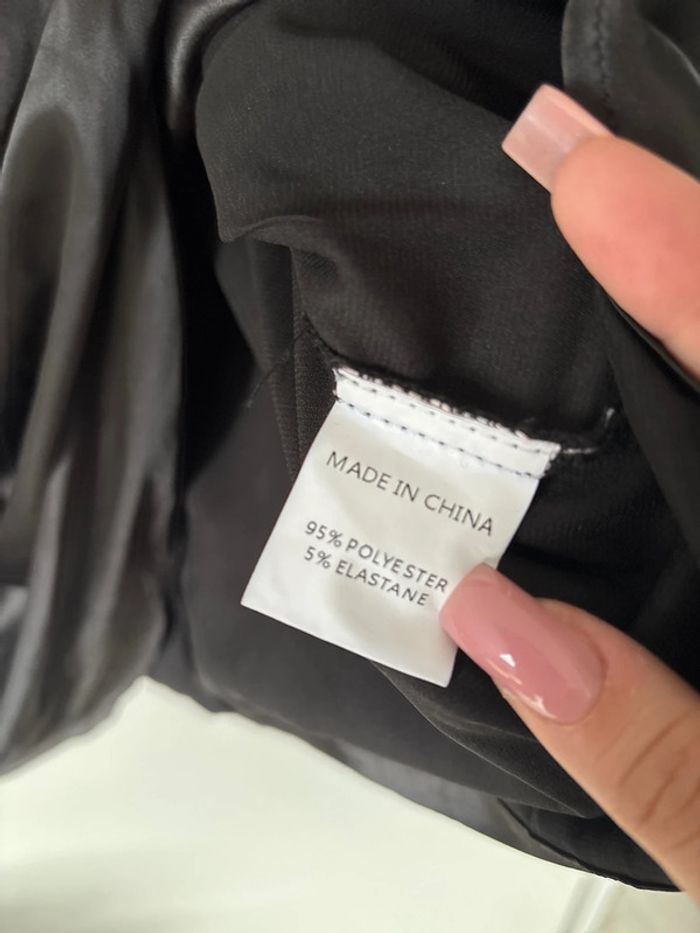 Robe noire satinée moulante - photo numéro 5