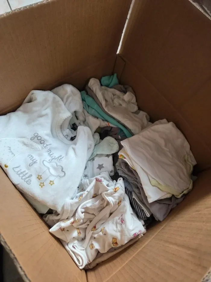 Lot vêtements 1 mois env. 20 pyjamas, 15 body - photo numéro 2