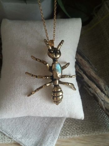 Collier pendentif fourmi avec pierre de labradorite naturelle