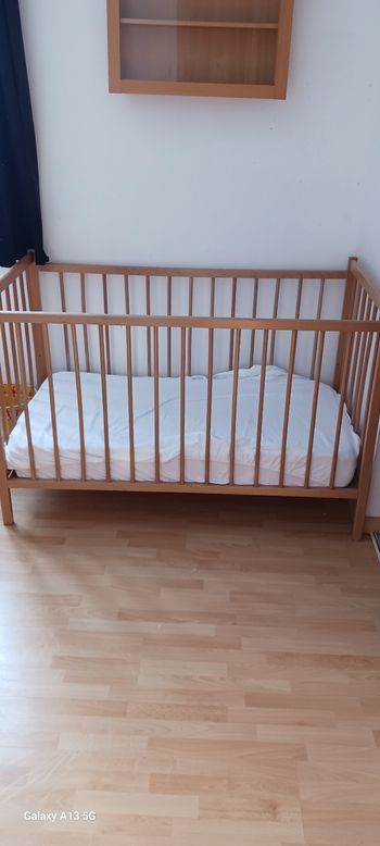 Lit bébé à barreaux