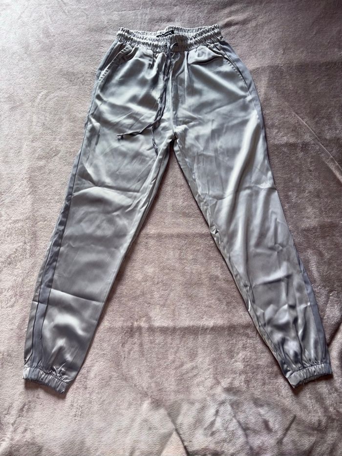 Pantalon gris argenté femme Jean Louis François taille M en très bon état. Effet satiné