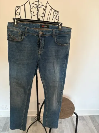 Jean Diesel, taille 36, en très bon état.