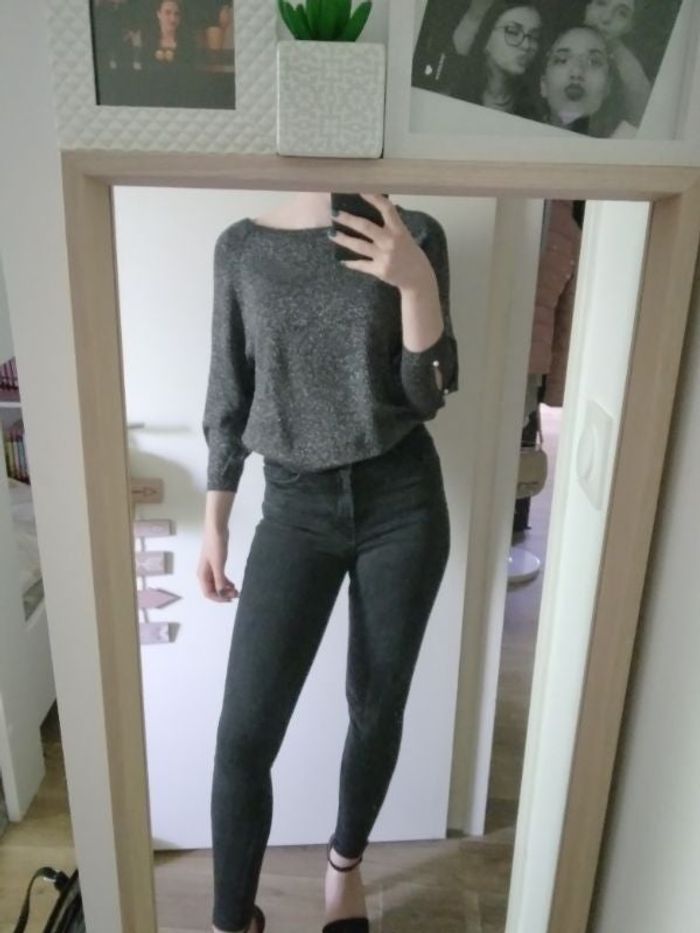 Haut gris à paillettes et perles