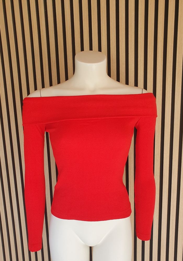 Splendide pull rouge à épaules dénudés 😍 - photo numéro 6