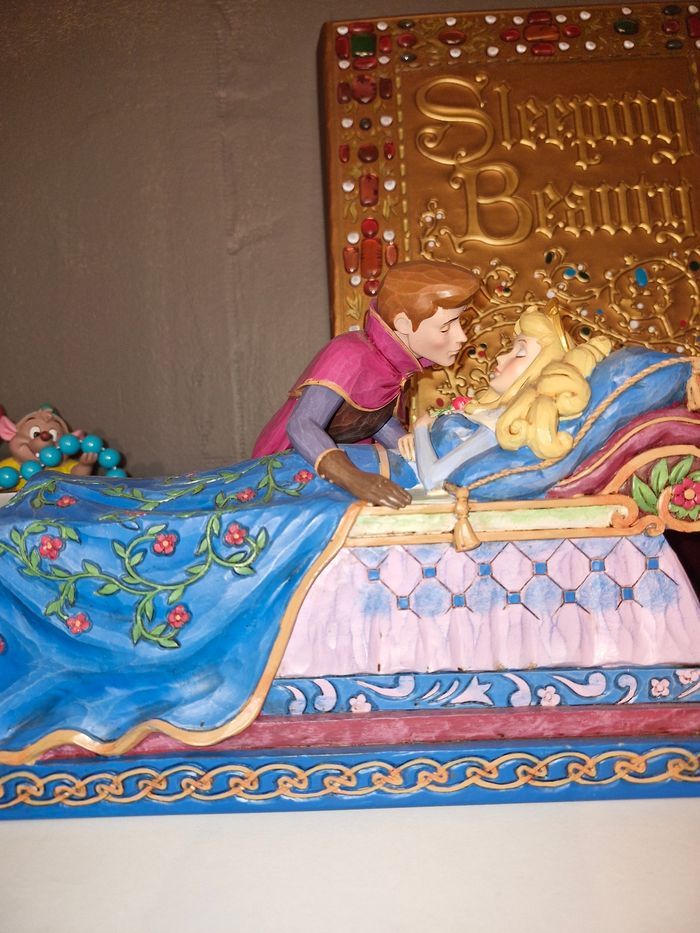 Figurine disney enesco la belle aux bois dormant