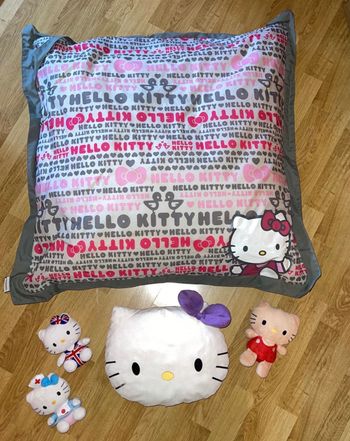grand pouf , 1 coussin & peluches hello kitty
