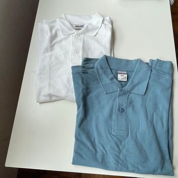 2 polos neuf bleu et blanc taille S/M jerzees