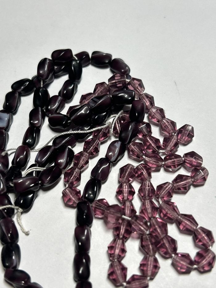 A766, 2 fils de perles anciennes en verre violet/aubergine