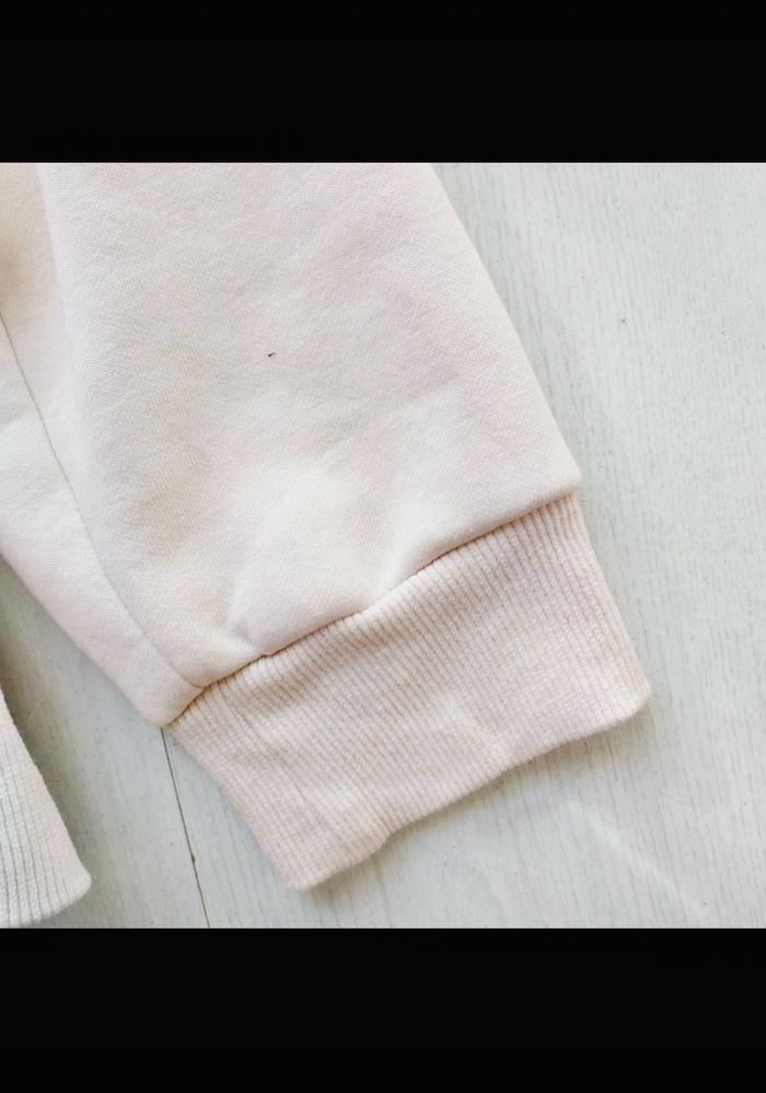 sweat Zara femme de couleur écru avec un imprimé visage et un col côtelé. - photo numéro 5
