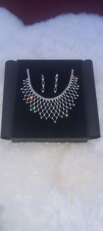 Collier et boucle oreilles strass "made in paris"