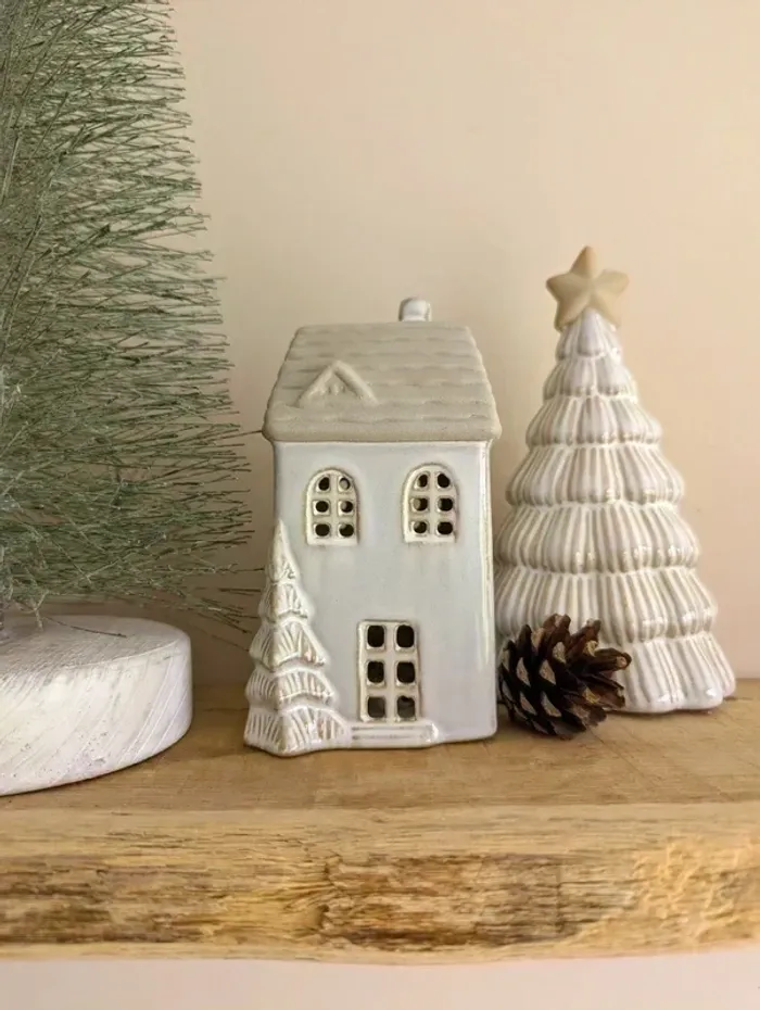 Petite maisonnette lumineuse en céramique avec sapins, éclairage led- NEUVE