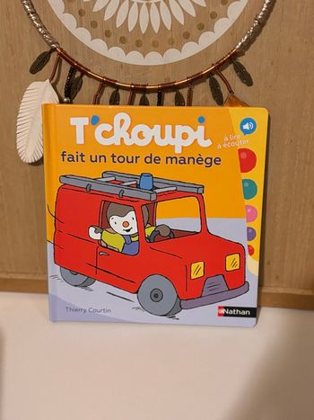 Tchoupi fait un tour de manège 