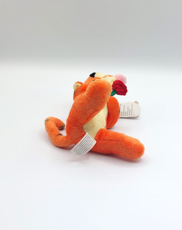 Peluche doudou tigre Tigrou avec une rose rouge DISNEY NICOTOY SIMBA 18 cm - photo numéro 5