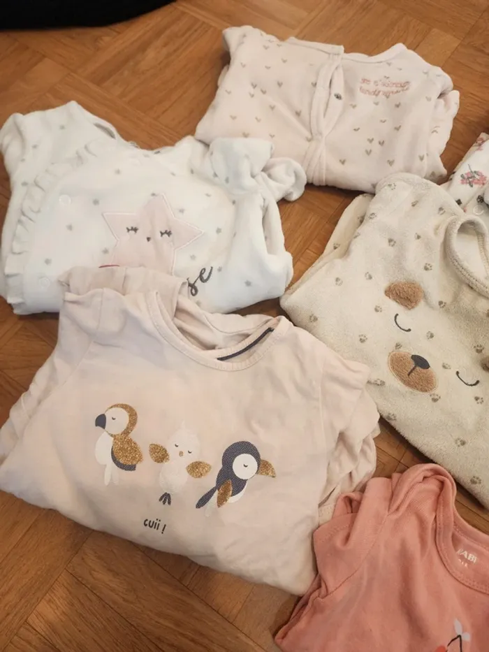 Lot de pyjama taille 12 mois et 3 body - photo numéro 3