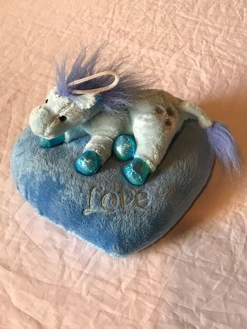 Petit Poney Cheval Bleu Clair Couché Gros Cœur Bleu Ecriture Love Amour Peluche Petits Enfants Bébés