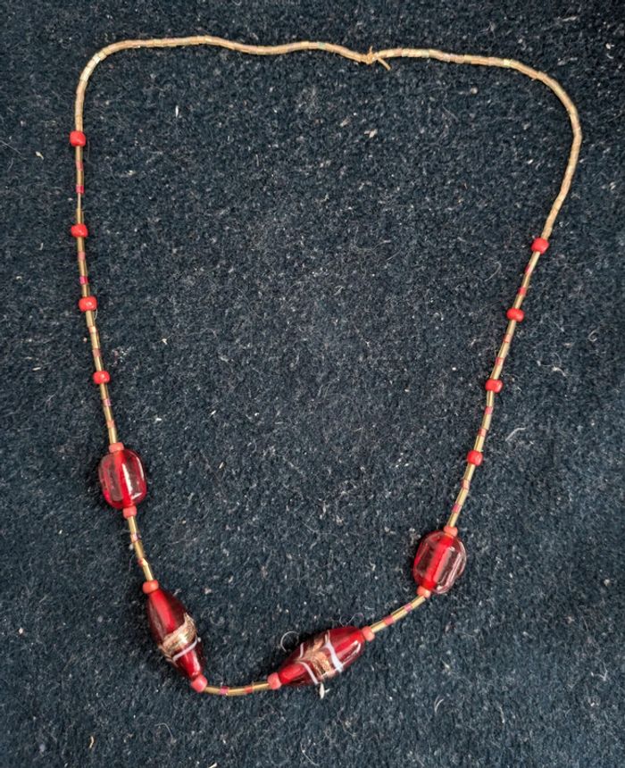 Collier en perles rouges - photo numéro 2