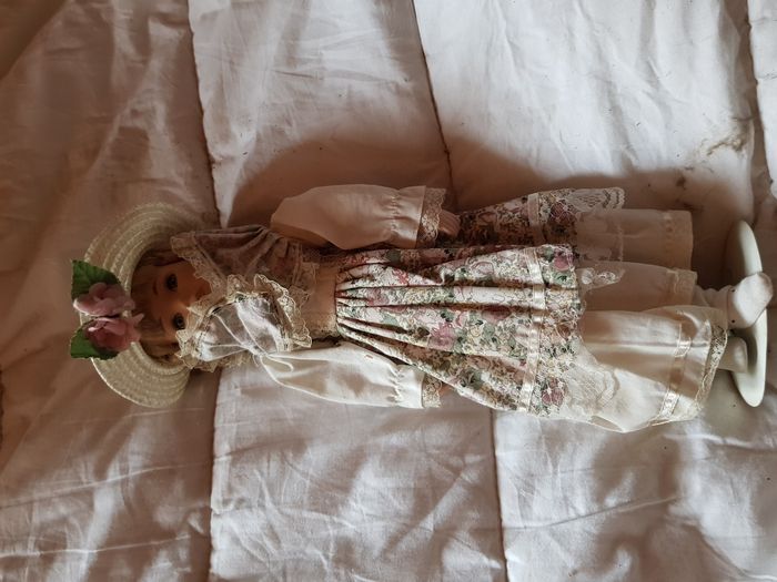 Poupée de collection en porcelaine - photo numéro 2