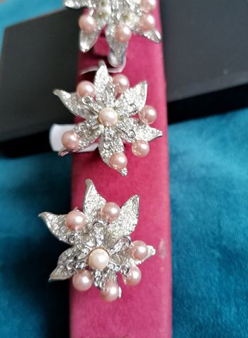 Lot de 2 bagues de la marque Camille Lucie cocktail fantaisie argenté brillant et perles. Neuve. 