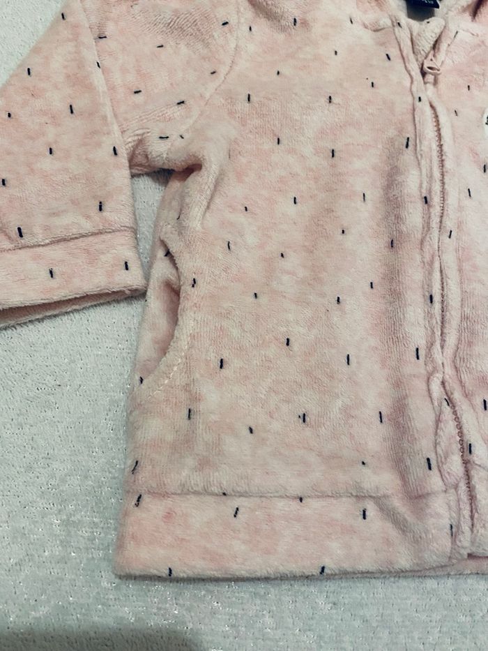 Gilet à capuche fille 6 mois – Kiabi – Rose doux avec motif mignon – Très bon état - photo numéro 4