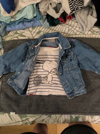 Veste en jean et haut manches longues 12 mois
