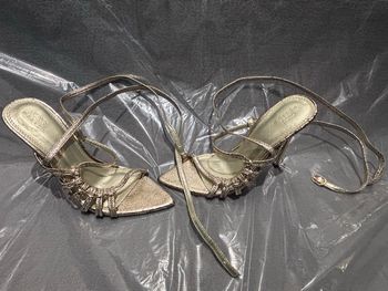 Talons dorés avec lanière pointure 38 Asos Design