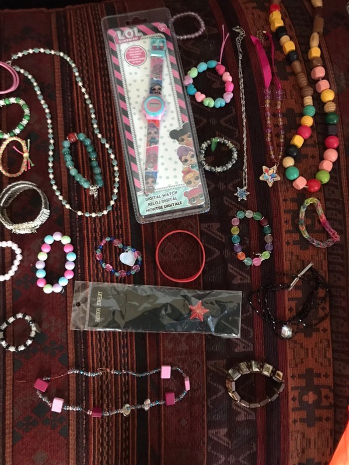 Gros lot bracelets + colliers + vernis + gloss + serre-têtes