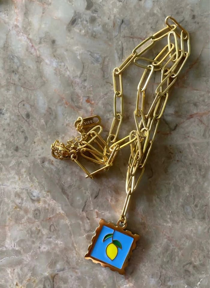 Collier chaîne dorée acier inoxydable – pendentif citron coloré - photo numéro 3