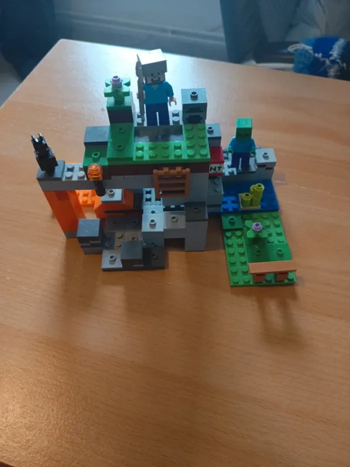 Lego Minecraft la grotte zombies