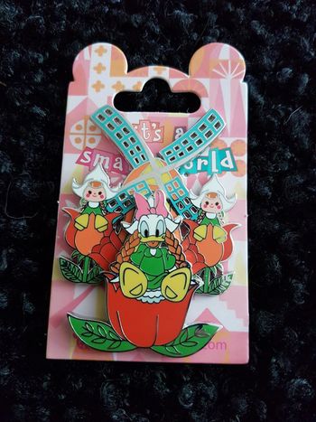 Pin's Disneyland Paris It s a small World Daisy