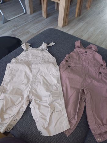 Lot de 2 salopettes.