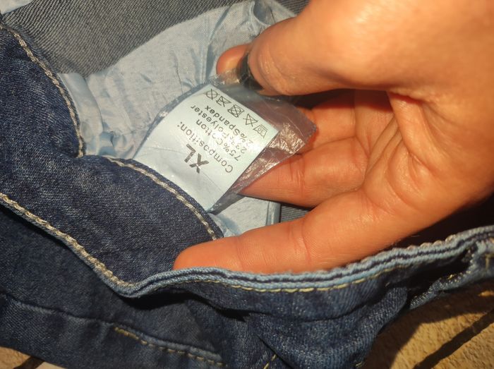 Pantacourt femme Bonjour je vends ce pantacourt femme neuve jamais porté erreur de taille . Taille XL - photo numéro 3