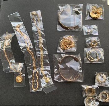 Lot de 14 bijoux dorés