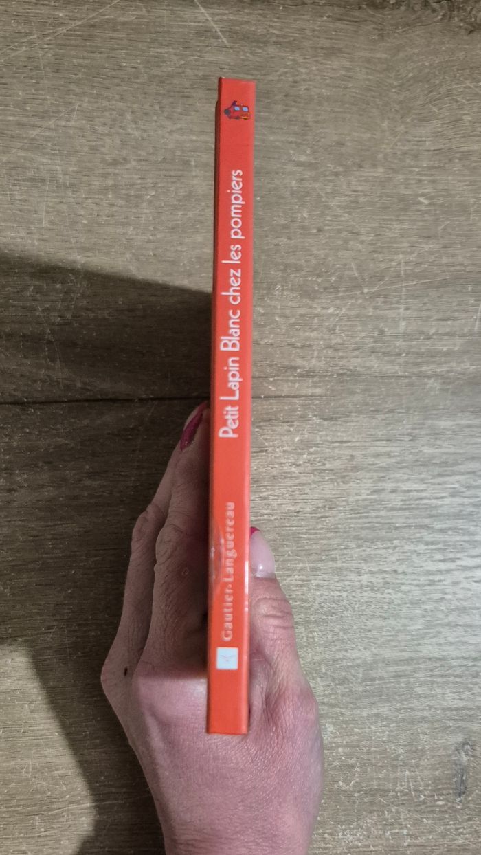 Petit Lapin Blanc chez les pompiers - photo numéro 7