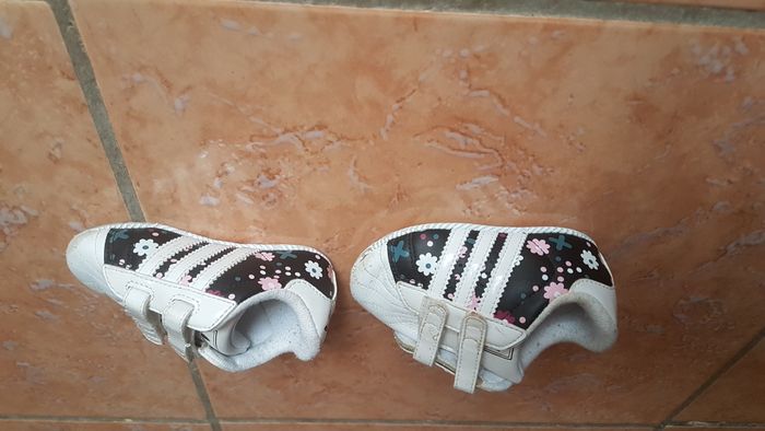 Baskets Adidas bébé 6-9 mois blanches et noires - photo numéro 3