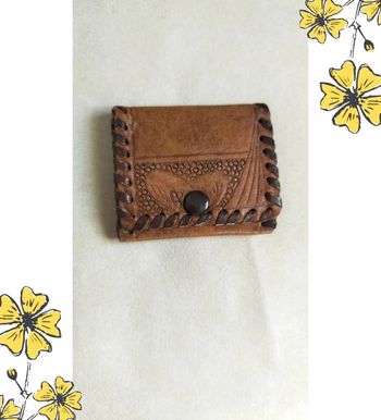 Petit porte-monnaie vintage en cuir brodé – fait main, signé