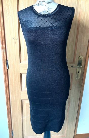 Robe noire encolure plumetis et tissu pailleté taille 38/40 neuve