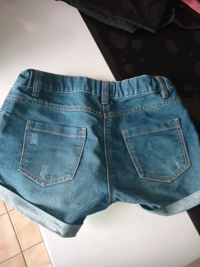 Short en jeans bleu effets usures - photo numéro 2